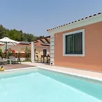 בית נופש Perithia Suites Peritheia