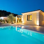 Case de vacanță Perithia Suites *