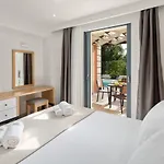 Perithia Suites בית נופש Peritheia