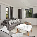 בית נופש Perithia Suites *