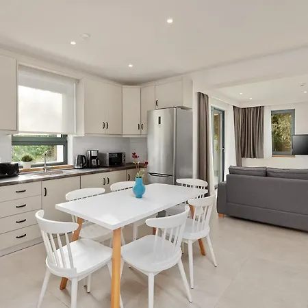 Perithia Suites בית נופש Peritheia